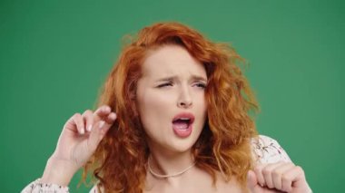 Eğlenceli güzel bir kadın, favori müzik, gülümseme, yeşil stüdyo arka planında dans. Müzik, dans konsepti, 4k