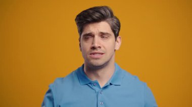 Stresli Karamsar Adam, Panik, Umutsuzluk. Üzüntü, pişmanlık, drama, başarısızlık, sarı arka plandaki sorunlar. Yüksek kalite 4k görüntü