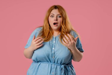 Kafası karışık, iri yarı bir Amerikalı kadın kötü haber almış. Üzüntü, pişmanlık, drama, başarısızlık hisseden bir kız. - İnanmıyor. Yüksek kalite