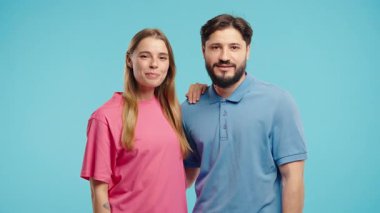 Neşeli erkek ve kadın birbirlerine yakın poz verirler, doğal olarak gülümserler. Aşk, birlik, ilişki, sosyal medya içeriği, flört görselleri veya yaşam tarzı konsepti. Yüksek kalite 4k görüntü