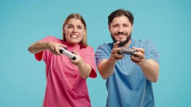 Oyun oynayan çift kumandalı konsol TV 'de oyun oynuyor, erkek kazanıyor. Tuşlara basar, joypad kumandası kullanır, en yeni kablosuz oyun platformu. Hobi, e-spor. Yüksek kalite 4k görüntü