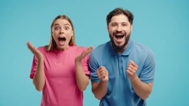 Erkek ve kadın gözlerini ve ağızlarını kocaman açar, şaşkınlık ve haz dolu bir şekilde 