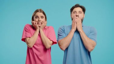 Erkek ve kadın şaşkınlık ve korku gösterirler, seyirciye şaşkın şaşkın bakarlar. Tepki içeriği, beklenmedik haberler, sosyal medya klipleri veya duygusal hikaye anlatma sahneleri