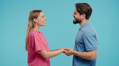 Aşk itirafı. Mutlu çift menekşe üzerinde duruyor, el ele tutuşuyorlar, gözlerinin içine bakıyorlar. Romantik duygular, mükemmel ilişkiler. Yüksek kalite 4k