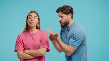 Stüdyo çatışmasında hüsrana uğramış bir çift. Kadın sessiz bir şekilde onaylamayarak tepki verirken erkek duygusal olarak bağırır. İlişki gerilimi, anlaşmazlık, patinaj veya drama.