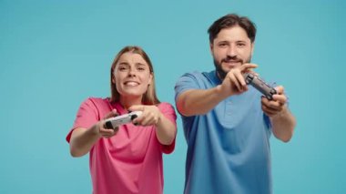 Oyun oynayan çift kumandalı konsol TV 'de oyun oynuyor, kadın kazanıyor. Tuşlara basar, joypad kumandası kullanır, en yeni kablosuz oyun platformu. Hobi, e-spor. Yüksek kalite 4k görüntü