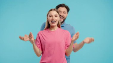 Yakışıklı Adam Sürprizden Önce Sevgili Kız Arkadaşının Gözlerini Kapar. Mavi stüdyo geçmişi olan bir çift. Aşk, tatil, mutluluk konsepti. Yüksek kalite 4k