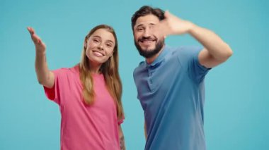 Çiftler gösteriyor- Hey sen, buraya gel. Erkek Kadın Sorar Onlara Katıl, Davetkar el sıkışma hareketi ile işaret eder. Neşeli görünüyor, davetkar. Mavi stüdyo geçmişi. 4 bin. Yüksek kalite