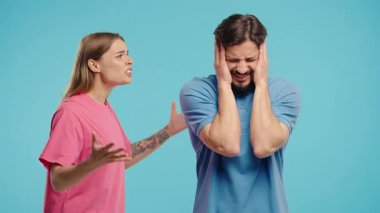 Stüdyo çatışmasında hüsrana uğramış bir çift. Kadın duygusal olarak bağırırken, erkek sessiz bir şekilde onaylamıyor. O suçlu. İlişki gerilimi, anlaşmazlık, patinaj veya drama.