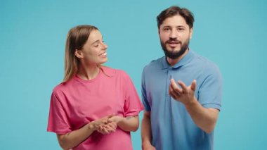 Gülümseyen adam ve kadın el hareketleriyle, yardımcı sunucularla ya da blog yazarlarıyla kameraya şakacı bir şekilde konuşuyorlar. Vloglama, röportajlar, sosyal içerik, özel dersler veya eğlence projeleri. Yüksek kalite 4k görüntü