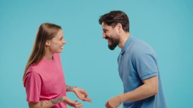 Genç bayan arkadaşlar güzel sohbetler, küçük sohbetler. Arkadaşlar ya da genç çiftler gülümser, haberleri paylaşır, bilgi paylaşırlar. Yüksek kalite 4k görüntü