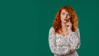 Yeşil arka planda 30 'lu yaşlarda güzel bir kadın olabilir. Akıllı kadın yukarı bakıyor, fırsat kolluyor. Meraklı kadın düşünüyor, plan yapıyor..