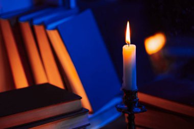 Klasik arka plan. Yağmurlu pencerenin yakınındaki kağıt yığını. Bronz şamdan. Yüksek kalite fotoğraf