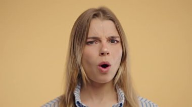 Genç model açıkça aynı fikirde değil, odaklanmış ve doğrudan ifadeyle başını sallıyor. Reddetme, sınırlar, görüş, inkar, iddialı iletişim