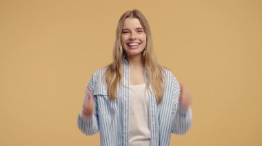 Kadın figürü el kaldırıyor, başparmaklarını kaldırıyor, destek veya başarı işareti gösteriyor. Doğrulama, teşvik ve modern sosyal etkileşimler için harika bir içerik.