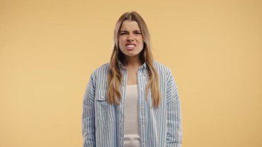 Hüsrana uğramış model, öfkesini ve şaşkınlığını cesur el hareketiyle ifade eder, duygusal tepki verir. Çatışma, yanlış anlama, tepki, iğneleme, yoğun diyalog sahneleri