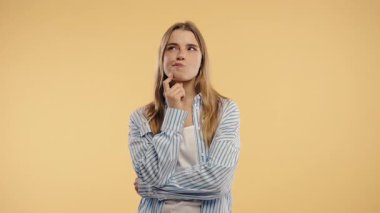 Bej arka planda 30 'lu yaşlarda güzel bir kadın olabilir. Akıllı kadın yukarı bakıyor, fırsat kolluyor. Meraklı kadın düşünüyor, plan yapıyor..