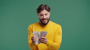 Nakit Para sayan zengin beyaz sakallı adam Usd Para Birimi Banknotları. Maaşı ve geliri olan genç bir adam. İkramiye, kazanmak. Yüksek kalite 4k görüntü