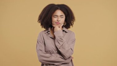 Bej arka planda parmak kaldırarak Eureka fikri olan mutlu, melez bir kadın. Akıllı bir bayan cevap veriyor ya da ne unuttuğunu hatırlıyor, hafıza konsepti. Yüksek kalite 4k