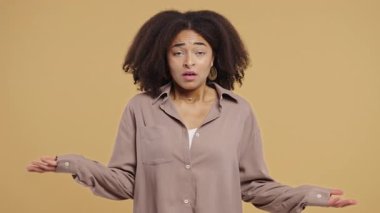 Kafası karışmış genç kız, hayır, unuttu. Üzüntü, pişmanlık, drama, başarısızlık, bej arka planda sorunlar hisseden bir kız. Yüz bakımı. Yüksek kalite 4k