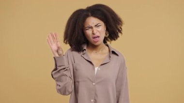 Çekici, melez, genç bir Afrikalı model, gözlerini devirirken el ele konuşuyor, iğneleme ya da sinir bozucu ifadeler sergiliyor. Sıkıntı, ironi, iletişim aşırı yükleme, duygusal tepkiler gibi temalara uyuyor