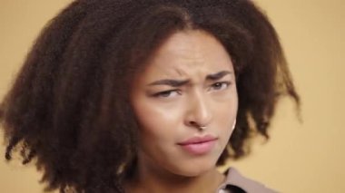 Ciddi bir çift ırklı kadın baş işareti olmadan onaylamıyor, onaylanmayacak şekilde başını sallıyor. Reddetmek, reddetmek, anlaşmazlık bej arka planda güzel bir bayanın portresi. Yüksek kalite 4k görüntü