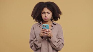 Hoşnutsuz Karışık Irk Kadın Kaydıran Sosyal Ağ Besleme, İnternet Bağımlılığı. Aletli üzgün genç bir kız, istediğini bulamıyor. Yüksek kalite 4k görüntü