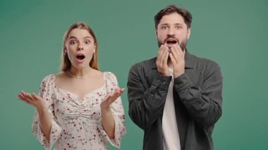 Erkek ve kadın gözlerini ve ağızlarını kocaman açar, şaşkınlık ve haz dolu bir şekilde 