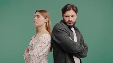 Genç çiftler kavga üstüne kavga ettiler. Elleri çaprazlanmış, uzlaşmaz koşullarda sırt sırta durdular. Kimse uzlaşmak için buluşmaya gitmez. İlişkilerde bencillik