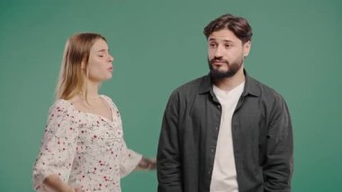 Genç Amerikalı kadın yeşil duvar arkasında erkek ya da kocasını azarlıyor. Yorgun adam iç geçiriyor. Çatışma kavramı, kavga, çift ilişkilerinde sorunlar. Yüksek kalite