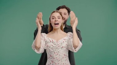 Yakışıklı Adam Sürprizden Önce Sevgili Kız Arkadaşının Gözlerini Kapar. Yeşil stüdyo geçmişi olan bir çift. Aşk, tatil, mutluluk konsepti. Yüksek kalite 4k