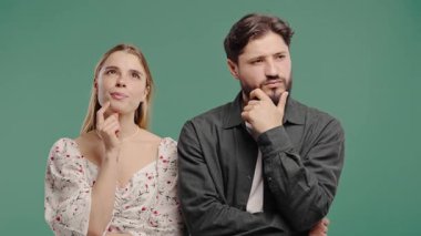 Mutlu çiftin fikir üretme anı yeşil arka planı işaret ediyor. Zeki yaratıcı kadın ve erkek cevap jesti, hafıza konsepti gösteriyor. Yüksek kalite 4k