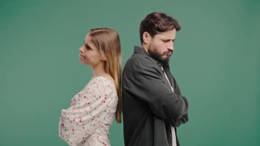 Çift çatışmadan sonra barışmaya karar verir. Kadın ve erkek özür dilemeye çalışıyor, birbirlerine destek oluyorlar. Affetmek, gülümsüyorlar. Eşler birbirini kovalar. Yüksek kalite 4k görüntü