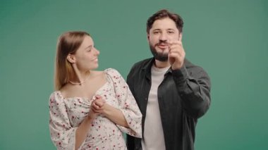 Gülümseyen adam ve kadın kameraya büyüleyici bir şekilde el hareketleri, yardımcı sunucular ya da video kaydediciler ile konuşuyorlar. Vloglama, röportajlar, sosyal içerik, özel dersler veya eğlence projeleri. Yüksek kalite 4k görüntü