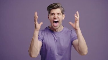 Hayal kırıklığına uğramış adam şok olmuş bir ifadeyle kameraya bağırıyor. Baskı altındaki adam kötü habere, iş başarısızlığına ya da ofisteki stresli duruma tepki veriyor..