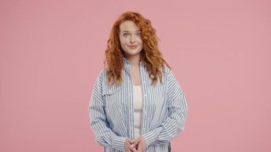 Kızıl Kıvırcık Kadın Evet Sinyali Gösteriyor, Kafa sallıyor, Onaylıyor. Pembe. Gülümseyen Amerikalı kız, vücut dili. Doğru mükemmel seçim, harika bir anlaşma. Yüksek kalite 4k görüntü.