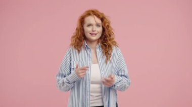 Kızıl kıvırcık saçlı kadın, günlük kıyafetli. Mesajını iletiyor. Güvenilir bir ifade. Blogger sunumları, vloglama, sosyal medya içeriği, çevrimiçi eğitim, müşteri desteği sunumu.