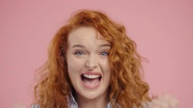 Kendine güvenen kumral saçlı kadın başarıyı enerjik bir yumruk pompası ve ışıltılı bir gülümsemeyle kutluyor. Başarı, duygusal kazanç, motivasyon, ilerleme, kadın gücü