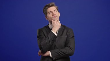 Dahi işadamı Eureka anı yaşıyor, mavi arka planı işaret ediyor. Zeki patron cevap veren adam ya da unuttuğu şeyi hatırladı, hafıza konseptini. Yüksek kalite 4k