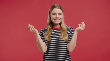 Kırmızı stüdyo geçmişinde parası olan bir kadın. Zeki bayan gülümser, nasıl para kazanılacağını bilir. Kârlı yatırımlar, borsa oyunları, kripto para madenciliği. 4k