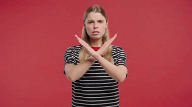 Hayır, asla, güzel bir kadın el işaretini keserek jestten hoşlanmaz ve reddeder. Sevimli bir kız Red Stüdyo arka planında inkar işareti yapıyor. Ban, mola. Yüksek kalite 4k