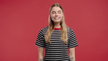 Genç bayan manken sakin yüzüyle parmaklarını dudaklarına dayayıp sessizlik istiyor. Gizlilik, dedikodu, söylentiler, odaklanma, mahremiyet, sınırlar, ifade içeriğindeki sessiz iletişim