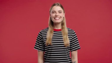 Kadın Evet Sinyali Gösteriyor, Kafa sallıyor, Onaylandı. Kırmızıda pozitif. Gülümseyen Amerikalı kız, vücut dili. Doğru mükemmel seçim, harika bir anlaşma. Yüksek kalite 4k görüntü.