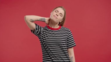 Yorgun genç bir kadın boyun eklemlerinde ağrı hissediyor, kaslara masaj yapıyor, başını ovuyor. Kireçlenme yüzünden rahatsızlığı olan bir bayan. Sağlık hizmeti, tıbbi konsept. Yüksek kalite 4k