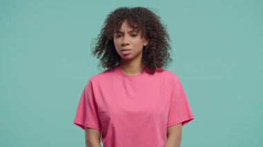 Kafa işareti olmadan onaylamadığı ciddi bir çift ırklı genç kadın, onaylamayarak başını sallıyor. Reddetmek, reddetmek, anlaşmazlık, mavi arka planda güzel bir bayanın portresi. Yüksek kalite 4k görüntü