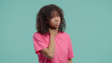 Kıvırcık saçlı melez bir kadın. Hasta kadın, Şişmiş Boğaz, görünürde iyi değil. Yorgun ifade, soğuk algınlığı, grip, solunum hastalığı. Mevsimsel hastalık, sağlık sorunları, tıbbi farkındalık.