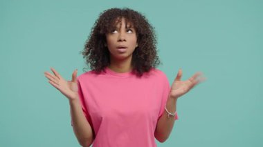 Genç ve çekici manken, gözlerini devirirken eliyle konuşuyor, iğneleme ya da sinir bozuculuk yapıyor. Sıkıntı, ironi, iletişim aşırı yükleme, duygusal tepkiler gibi temalara uyuyor