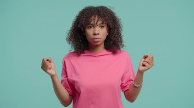 Afrikalı Genç kız gözlerini ovuşturuyor, şaşırmış görünüyor, tepkisi şaşırmış odaklanmış ifade, inanılmaz haberler, kötü sürpriz. Yüksek kalite 4k görüntü