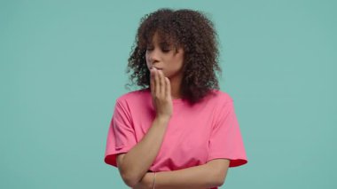 Endişeli kıvırcık kadın stres belirtileri gösteriyor. Vücut dili anksiyete iletir, duygusal rahatsızlık verir. Gerginlik, şüphe, tereddüt, zor kararlar verme. 