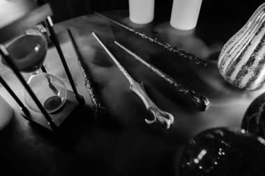 Sihirbaz sembollü masal masası - asa, kum saati, sihirli kristal küre, peri küresi. Cadılar Bayramı dekorasyonu, fantezi geçmişi. Yüksek kalite 